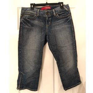 Guess Cropped Jeans with zip hem detail size 32